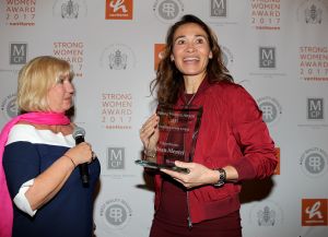 27-03-2017 SHOWBIZZ; THE STRONG WOMAN AWARD 2017 IS GEWONNEN DOOR BIBIAN MENTEL.Paralympisch kampioen snowboarden Bibian Mentel is vandaag geeerd met de Strong Women Award. En de snowboardster had nog meer goed nieuws: ze is schoon verklaard. De topsportster heeft wederom de kanker verslagen.
Ze had geen idee. Haar vriend Edwin Spee lokte haar vanmiddag mee naar het Amstel Hotel, waar de jaarlijkse uitreiking was van de Strong Women Awards. We gingen wat leuks doen, vertelt een totaal verraste Bibian aan PRIVE.
Nieuwe methode
Bibian straalt. De sportvrouw heeft zich al door diepe dalen geknokt en elke keer weer kwam ze boven. Ze is dolgelukkig met de prijs. Ik ben speechless, ik had dit nooit verwacht. Echt geweldig.
Bij de 44 jarige Bibian Mentel werd in 1999 botkanker geconstateerd. Als gevolg daarvan moest haar onderbeen worden geamputeerd. De kanker keerde verschillende keren terug. Eerder dit jaar werd Bibian nog behandeld tegen longkanker. Het leek uitzichtloos, maar een nieuwe methode bleek effectief: Bibian is nu schoon, zo kreeg ze afgelopen vrijdag te horen van haar artsen.
Wereldtitel snowboardcross
Bibian ging in de tussentijd niet bij de pakken neerzitten. Begin dit jaar sleepte ze tijdens het WK voor paralympische wintersporters in Canada de wereldtitel binnen op de snowboardcross. En nu dan de Strong Women Award, waarmee ze zich in een illuster rijtje schaart. Quinty Trustfull, Rita Verdonk, Mary Borsato, Antje Monteiro en Willeke Alberti gingen haar voor.
foto: Albert den Iseger