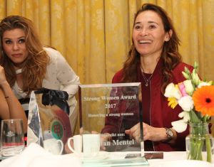 27-03-2017 SHOWBIZZ; THE STRONG WOMAN AWARD 2017 IS GEWONNEN DOOR BIBIAN MENTEL.Paralympisch kampioen snowboarden Bibian Mentel is vandaag geeerd met de Strong Women Award. En de snowboardster had nog meer goed nieuws: ze is schoon verklaard. De topsportster heeft wederom de kanker verslagen.
Ze had geen idee. Haar vriend Edwin Spee lokte haar vanmiddag mee naar het Amstel Hotel, waar de jaarlijkse uitreiking was van de Strong Women Awards. We gingen wat leuks doen, vertelt een totaal verraste Bibian aan PRIVE.
Nieuwe methode
Bibian straalt. De sportvrouw heeft zich al door diepe dalen geknokt en elke keer weer kwam ze boven. Ze is dolgelukkig met de prijs. Ik ben speechless, ik had dit nooit verwacht. Echt geweldig.
Bij de 44 jarige Bibian Mentel werd in 1999 botkanker geconstateerd. Als gevolg daarvan moest haar onderbeen worden geamputeerd. De kanker keerde verschillende keren terug. Eerder dit jaar werd Bibian nog behandeld tegen longkanker. Het leek uitzichtloos, maar een nieuwe methode bleek effectief: Bibian is nu schoon, zo kreeg ze afgelopen vrijdag te horen van haar artsen.
Wereldtitel snowboardcross
Bibian ging in de tussentijd niet bij de pakken neerzitten. Begin dit jaar sleepte ze tijdens het WK voor paralympische wintersporters in Canada de wereldtitel binnen op de snowboardcross. En nu dan de Strong Women Award, waarmee ze zich in een illuster rijtje schaart. Quinty Trustfull, Rita Verdonk, Mary Borsato, Antje Monteiro en Willeke Alberti gingen haar voor.
foto: Albert den Iseger