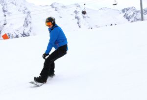 07-03-2017 SHOWBIZZ; FRANS EN MARISKA BAUER VIEREN HUN 25 JARIG LIEFDESJUBILEUM.In het Oostenrijkse GERLOS vierden Frans en Mariska en hun kinderen het Liefdesjubileum en genoten zij van elkaar in het prachtige ALPINE Hotel.
Dagen lang waren zij te vinden op de witte toppen van de bergen in en rond Gerlos.
foto: Albert den Iseger