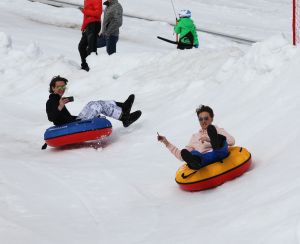 15-03-2017 SHOWBIZZ; TOPPERS MAKEN PLEZIER IN OOSTENRIJK. Gerard Joling-Rene Froger en Jeroen van der Boom waren aan het dollen in de sneeuw. De TOPPERS waren weer op hun best in het Oostenrijkse SEEFELD.
foto: Albert den Iseger