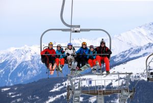 07-03-2017 SHOWBIZZ; FRANS EN MARISKA BAUER VIEREN HUN 25 JARIG LIEFDESJUBILEUM.In het Oostenrijkse GERLOS vierden Frans en Mariska en hun kinderen het Liefdesjubileum en genoten zij van elkaar in het prachtige ALPINE Hotel.
Dagen lang waren zij te vinden op de witte toppen van de bergen in en rond Gerlos.
foto: Albert den Iseger