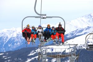 07-03-2017 SHOWBIZZ; FRANS EN MARISKA BAUER VIEREN HUN 25 JARIG LIEFDESJUBILEUM.In het Oostenrijkse GERLOS vierden Frans en Mariska en hun kinderen het Liefdesjubileum en genoten zij van elkaar in het prachtige ALPINE Hotel.
Dagen lang waren zij te vinden op de witte toppen van de bergen in en rond Gerlos.
foto: Albert den Iseger