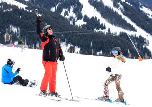 07-03-2017 SHOWBIZZ; FRANS EN MARISKA BAUER VIEREN HUN 25 JARIG LIEFDESJUBILEUM.In het Oostenrijkse GERLOS vierden Frans en Mariska en hun kinderen het Liefdesjubileum en genoten zij van elkaar in het prachtige ALPINE Hotel.
Dagen lang waren zij te vinden op de witte toppen van de bergen in en rond Gerlos.
foto: Albert den Iseger