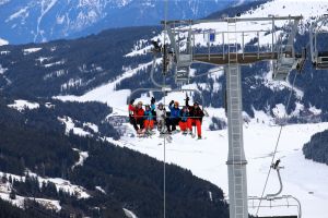 07-03-2017 SHOWBIZZ; FRANS EN MARISKA BAUER VIEREN HUN 25 JARIG LIEFDESJUBILEUM.In het Oostenrijkse GERLOS vierden Frans en Mariska en hun kinderen het Liefdesjubileum en genoten zij van elkaar in het prachtige ALPINE Hotel.
Dagen lang waren zij te vinden op de witte toppen van de bergen in en rond Gerlos.
foto: Albert den Iseger