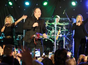 04-03-2017 SHOWBIZZ; FRANS BAUER VIERDE SAMEN MET THEO GROOT HUWELIJKS-LIEFDES JUBILEUM. Frans is al 25 jaar met zijn Marisk en Theo Groot was dit weekend 50 jaar getrouwd. In Hotel Zuiderduin was de zaal te klein voor het grote feest.
foto: Albert den Iseger