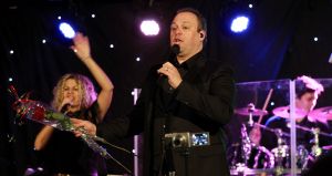 04-03-2017 SHOWBIZZ; FRANS BAUER VIERDE SAMEN MET THEO GROOT HUWELIJKS-LIEFDES JUBILEUM. Frans is al 25 jaar met zijn Marisk en Theo Groot was dit weekend 50 jaar getrouwd. In Hotel Zuiderduin was de zaal te klein voor het grote feest.
foto: Albert den Iseger