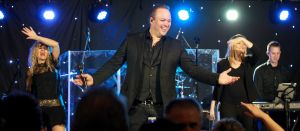 04-03-2017 SHOWBIZZ; FRANS BAUER VIERDE SAMEN MET THEO GROOT HUWELIJKS-LIEFDES JUBILEUM. Frans is al 25 jaar met zijn Marisk en Theo Groot was dit weekend 50 jaar getrouwd. In Hotel Zuiderduin was de zaal te klein voor het grote feest.
foto: Albert den Iseger