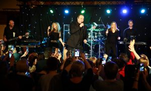 04-03-2017 SHOWBIZZ; FRANS BAUER VIERDE SAMEN MET THEO GROOT HUWELIJKS-LIEFDES JUBILEUM. Frans is al 25 jaar met zijn Marisk en Theo Groot was dit weekend 50 jaar getrouwd. In Hotel Zuiderduin was de zaal te klein voor het grote feest.
foto: Albert den Iseger04-03-2017 SHOWBIZZ; FRANS BAUER VIERDE SAMEN MET THEO GROOT HUWELIJKS-LIEFDES JUBILEUM. Frans is al 25 jaar met zijn Marisk en Theo Groot was dit weekend 50 jaar getrouwd. In Hotel Zuiderduin was de zaal te klein voor het grote feest.
foto: Albert den Iseger