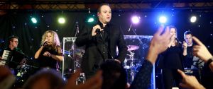 04-03-2017 SHOWBIZZ; FRANS BAUER VIERDE SAMEN MET THEO GROOT HUWELIJKS-LIEFDES JUBILEUM. Frans is al 25 jaar met zijn Marisk en Theo Groot was dit weekend 50 jaar getrouwd. In Hotel Zuiderduin was de zaal te klein voor het grote feest.
foto: Albert den Iseger