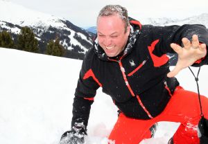 07-03-2017 SHOWBIZZ; FRANS EN MARISKA BAUER VIEREN HUN 25 JARIG LIEFDESJUBILEUM.In het Oostenrijkse GERLOS vierden Frans en Mariska en hun kinderen het Liefdesjubileum en genoten zij van elkaar in het prachtige ALPINE Hotel.
Dagen lang waren zij te vinden op de witte toppen van de bergen in en rond Gerlos.
foto: Albert den Iseger