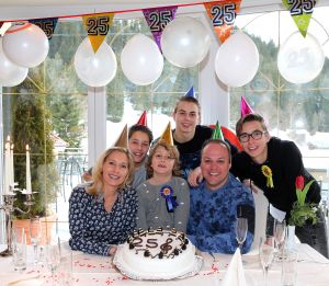 07-03-2017 SHOWBIZZ; FRANS EN MARISKA BAUER VIEREN HUN 25 JARIG LIEFDESJUBILEUM.In het Oostenrijkse GERLOS vierden Frans en Mariska en hun kinderen het Liefdesjubileum en genoten zij van elkaar in het prachtige ALPINE Hotel.
Dagen lang waren zij te vinden op de witte toppen van de bergen in en rond Gerlos.
foto: Albert den Iseger