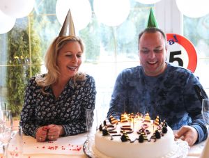 07-03-2017 SHOWBIZZ; FRANS EN MARISKA BAUER VIEREN HUN 25 JARIG LIEFDESJUBILEUM.In het Oostenrijkse GERLOS vierden Frans en Mariska en hun kinderen het Liefdesjubileum en genoten zij van elkaar in het prachtige ALPINE Hotel.
Dagen lang waren zij te vinden op de witte toppen van de bergen in en rond Gerlos.
foto: Albert den Iseger