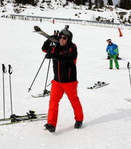 07-03-2017 SHOWBIZZ; FRANS EN MARISKA BAUER VIEREN HUN 25 JARIG LIEFDESJUBILEUM.In het Oostenrijkse GERLOS vierden Frans en Mariska en hun kinderen het Liefdesjubileum en genoten zij van elkaar in het prachtige ALPINE Hotel.
Dagen lang waren zij te vinden op de witte toppen van de bergen in en rond Gerlos.
foto: Albert den Iseger