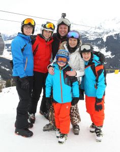 07-03-2017 SHOWBIZZ; FRANS EN MARISKA BAUER VIEREN HUN 25 JARIG LIEFDESJUBILEUM.In het Oostenrijkse GERLOS vierden Frans en Mariska en hun kinderen het Liefdesjubileum en genoten zij van elkaar in het prachtige ALPINE Hotel.
Dagen lang waren zij te vinden op de witte toppen van de bergen in en rond Gerlos.
foto: Albert den Iseger