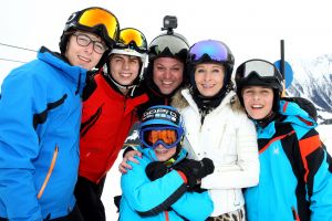 07-03-2017 SHOWBIZZ; FRANS EN MARISKA BAUER VIEREN HUN 25 JARIG LIEFDESJUBILEUM.In het Oostenrijkse GERLOS vierden Frans en Mariska en hun kinderen het Liefdesjubileum en genoten zij van elkaar in het prachtige ALPINE Hotel.
Dagen lang waren zij te vinden op de witte toppen van de bergen in en rond Gerlos.
foto: Albert den Iseger