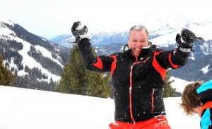 07-03-2017 SHOWBIZZ; FRANS EN MARISKA BAUER VIEREN HUN 25 JARIG LIEFDESJUBILEUM.In het Oostenrijkse GERLOS vierden Frans en Mariska en hun kinderen het Liefdesjubileum en genoten zij van elkaar in het prachtige ALPINE Hotel.
Dagen lang waren zij te vinden op de witte toppen van de bergen in en rond Gerlos.
foto: Albert den Iseger