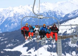 07-03-2017 SHOWBIZZ; FRANS EN MARISKA BAUER VIEREN HUN 25 JARIG LIEFDESJUBILEUM.In het Oostenrijkse GERLOS vierden Frans en Mariska en hun kinderen het Liefdesjubileum en genoten zij van elkaar in het prachtige ALPINE Hotel.
Dagen lang waren zij te vinden op de witte toppen van de bergen in en rond Gerlos.
foto: Albert den Iseger