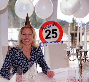 07-03-2017 SHOWBIZZ; FRANS EN MARISKA BAUER VIEREN HUN 25 JARIG LIEFDESJUBILEUM.In het Oostenrijkse GERLOS vierden Frans en Mariska en hun kinderen het Liefdesjubileum en genoten zij van elkaar in het prachtige ALPINE Hotel.
Dagen lang waren zij te vinden op de witte toppen van de bergen in en rond Gerlos.
foto: Albert den Iseger