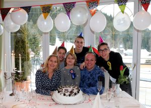 04-03-2017 SHOWBIZZ; FRANS EN MARISKA BAUER VIEREN ZILVEREN LIEFDESFEEST IN GERLOS. Het gelukkigste paar in de Nederlandse Showbizz zijn Marisk en Frans. Ze gingen samen met hun 4 kinderen naar de wintersport om dit te vieren. 
foto: Albert den Iseger