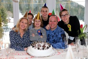 04-03-2017 SHOWBIZZ; FRANS EN MARISKA BAUER VIEREN ZILVEREN LIEFDESFEEST IN GERLOS. Het gelukkigste paar in de Nederlandse Showbizz zijn Marisk en Frans. Ze gingen samen met hun 4 kinderen naar de wintersport om dit te vieren. 
foto: Albert den Iseger