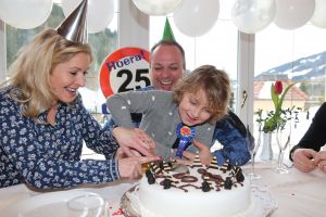 04-03-2017 SHOWBIZZ; FRANS EN MARISKA BAUER VIEREN ZILVEREN LIEFDESFEEST IN GERLOS. Het gelukkigste paar in de Nederlandse Showbizz zijn Marisk en Frans. Ze gingen samen met hun 4 kinderen naar de wintersport om dit te vieren. 
foto: Albert den Iseger