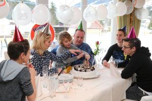 07-03-2017 SHOWBIZZ; FRANS EN MARISKA BAUER VIEREN HUN 25 JARIG LIEFDESJUBILEUM.In het Oostenrijkse GERLOS vierden Frans en Mariska en hun kinderen het Liefdesjubileum en genoten zij van elkaar in het prachtige ALPINE Hotel.
Dagen lang waren zij te vinden op de witte toppen van de bergen in en rond Gerlos.
foto: Albert den Iseger