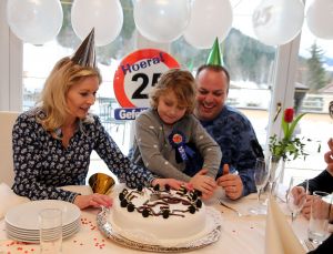 07-03-2017 SHOWBIZZ; FRANS EN MARISKA BAUER VIEREN HUN 25 JARIG LIEFDESJUBILEUM.In het Oostenrijkse GERLOS vierden Frans en Mariska en hun kinderen het Liefdesjubileum en genoten zij van elkaar in het prachtige ALPINE Hotel.
Dagen lang waren zij te vinden op de witte toppen van de bergen in en rond Gerlos.
foto: Albert den Iseger