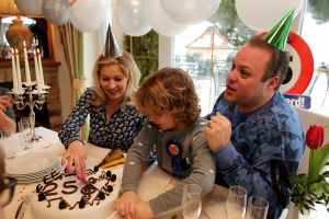 07-03-2017 SHOWBIZZ; FRANS EN MARISKA BAUER VIEREN HUN 25 JARIG LIEFDESJUBILEUM.In het Oostenrijkse GERLOS vierden Frans en Mariska en hun kinderen het Liefdesjubileum en genoten zij van elkaar in het prachtige ALPINE Hotel.
Dagen lang waren zij te vinden op de witte toppen van de bergen in en rond Gerlos.
foto: Albert den Iseger