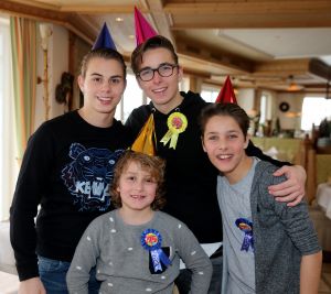 07-03-2017 SHOWBIZZ; FRANS EN MARISKA BAUER VIEREN HUN 25 JARIG LIEFDESJUBILEUM.In het Oostenrijkse GERLOS vierden Frans en Mariska en hun kinderen het Liefdesjubileum en genoten zij van elkaar in het prachtige ALPINE Hotel.
Dagen lang waren zij te vinden op de witte toppen van de bergen in en rond Gerlos.
foto: Albert den Iseger