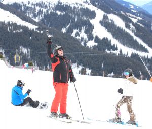 07-03-2017 SHOWBIZZ; FRANS EN MARISKA BAUER VIEREN HUN 25 JARIG LIEFDESJUBILEUM.In het Oostenrijkse GERLOS vierden Frans en Mariska en hun kinderen het Liefdesjubileum en genoten zij van elkaar in het prachtige ALPINE Hotel.
Dagen lang waren zij te vinden op de witte toppen van de bergen in en rond Gerlos.
foto: Albert den Iseger