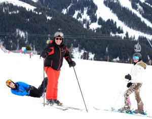 07-03-2017 SHOWBIZZ; FRANS EN MARISKA BAUER VIEREN HUN 25 JARIG LIEFDESJUBILEUM.In het Oostenrijkse GERLOS vierden Frans en Mariska en hun kinderen het Liefdesjubileum en genoten zij van elkaar in het prachtige ALPINE Hotel.
Dagen lang waren zij te vinden op de witte toppen van de bergen in en rond Gerlos.
foto: Albert den Iseger