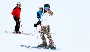 07-03-2017 SHOWBIZZ; FRANS EN MARISKA BAUER VIEREN HUN 25 JARIG LIEFDESJUBILEUM.In het Oostenrijkse GERLOS vierden Frans en Mariska en hun kinderen het Liefdesjubileum en genoten zij van elkaar in het prachtige ALPINE Hotel.
Dagen lang waren zij te vinden op de witte toppen van de bergen in en rond Gerlos.
foto: Albert den Iseger