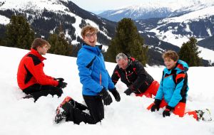 07-03-2017 SHOWBIZZ; FRANS EN MARISKA BAUER VIEREN HUN 25 JARIG LIEFDESJUBILEUM.In het Oostenrijkse GERLOS vierden Frans en Mariska en hun kinderen het Liefdesjubileum en genoten zij van elkaar in het prachtige ALPINE Hotel.
Dagen lang waren zij te vinden op de witte toppen van de bergen in en rond Gerlos.
foto: Albert den Iseger