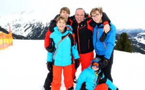 07-03-2017 SHOWBIZZ; FRANS EN MARISKA BAUER VIEREN HUN 25 JARIG LIEFDESJUBILEUM.In het Oostenrijkse GERLOS vierden Frans en Mariska en hun kinderen het Liefdesjubileum en genoten zij van elkaar in het prachtige ALPINE Hotel.
Dagen lang waren zij te vinden op de witte toppen van de bergen in en rond Gerlos.
foto: Albert den Iseger