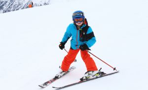 07-03-2017 SHOWBIZZ; FRANS EN MARISKA BAUER VIEREN HUN 25 JARIG LIEFDESJUBILEUM.In het Oostenrijkse GERLOS vierden Frans en Mariska en hun kinderen het Liefdesjubileum en genoten zij van elkaar in het prachtige ALPINE Hotel.
Dagen lang waren zij te vinden op de witte toppen van de bergen in en rond Gerlos.
foto: Albert den Iseger