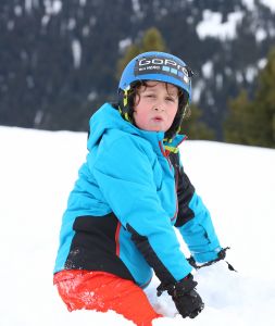 07-03-2017 SHOWBIZZ; FRANS EN MARISKA BAUER VIEREN HUN 25 JARIG LIEFDESJUBILEUM.In het Oostenrijkse GERLOS vierden Frans en Mariska en hun kinderen het Liefdesjubileum en genoten zij van elkaar in het prachtige ALPINE Hotel.
Dagen lang waren zij te vinden op de witte toppen van de bergen in en rond Gerlos.
foto: Albert den Iseger