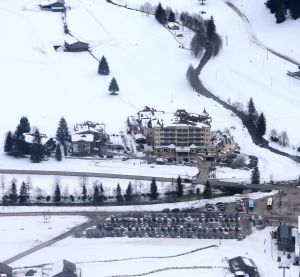 07-03-2017 SHOWBIZZ; FRANS EN MARISKA BAUER VIEREN HUN 25 JARIG LIEFDESJUBILEUM.In het Oostenrijkse GERLOS vierden Frans en Mariska en hun kinderen het Liefdesjubileum en genoten zij van elkaar in het prachtige ALPINE Hotel.
Dagen lang waren zij te vinden op de witte toppen van de bergen in en rond Gerlos.
foto: Albert den Iseger