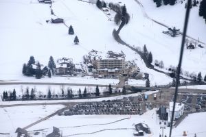 07-03-2017 SHOWBIZZ; FRANS EN MARISKA BAUER VIEREN HUN 25 JARIG LIEFDESJUBILEUM.In het Oostenrijkse GERLOS vierden Frans en Mariska en hun kinderen het Liefdesjubileum en genoten zij van elkaar in het prachtige ALPINE Hotel.
Dagen lang waren zij te vinden op de witte toppen van de bergen in en rond Gerlos.
foto: Albert den Iseger