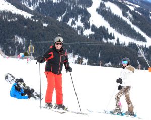 07-03-2017 SHOWBIZZ; FRANS EN MARISKA BAUER VIEREN HUN 25 JARIG LIEFDESJUBILEUM.In het Oostenrijkse GERLOS vierden Frans en Mariska en hun kinderen het Liefdesjubileum en genoten zij van elkaar in het prachtige ALPINE Hotel.
Dagen lang waren zij te vinden op de witte toppen van de bergen in en rond Gerlos.
foto: Albert den Iseger