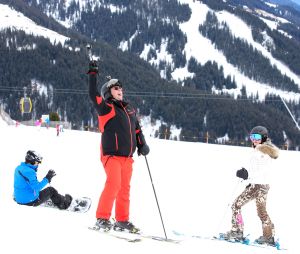 07-03-2017 SHOWBIZZ; FRANS EN MARISKA BAUER VIEREN HUN 25 JARIG LIEFDESJUBILEUM.In het Oostenrijkse GERLOS vierden Frans en Mariska en hun kinderen het Liefdesjubileum en genoten zij van elkaar in het prachtige ALPINE Hotel.
Dagen lang waren zij te vinden op de witte toppen van de bergen in en rond Gerlos.
foto: Albert den Iseger