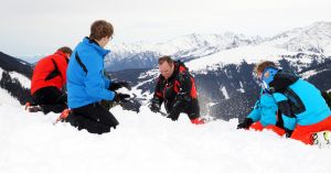 07-03-2017 SHOWBIZZ; FRANS EN MARISKA BAUER VIEREN HUN 25 JARIG LIEFDESJUBILEUM.In het Oostenrijkse GERLOS vierden Frans en Mariska en hun kinderen het Liefdesjubileum en genoten zij van elkaar in het prachtige ALPINE Hotel.
Dagen lang waren zij te vinden op de witte toppen van de bergen in en rond Gerlos.
foto: Albert den Iseger