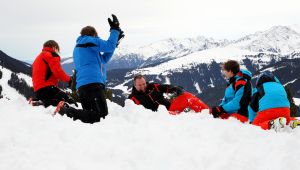 07-03-2017 SHOWBIZZ; FRANS EN MARISKA BAUER VIEREN HUN 25 JARIG LIEFDESJUBILEUM.In het Oostenrijkse GERLOS vierden Frans en Mariska en hun kinderen het Liefdesjubileum en genoten zij van elkaar in het prachtige ALPINE Hotel.
Dagen lang waren zij te vinden op de witte toppen van de bergen in en rond Gerlos.
foto: Albert den Iseger