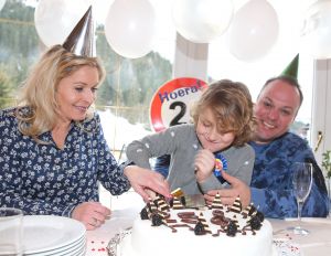 07-03-2017 SHOWBIZZ; FRANS EN MARISKA BAUER VIEREN HUN 25 JARIG LIEFDESJUBILEUM.In het Oostenrijkse GERLOS vierden Frans en Mariska en hun kinderen het Liefdesjubileum en genoten zij van elkaar in het prachtige ALPINE Hotel.
Dagen lang waren zij te vinden op de witte toppen van de bergen in en rond Gerlos.
foto: Albert den Iseger