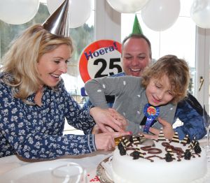 07-03-2017 SHOWBIZZ; FRANS EN MARISKA BAUER VIEREN HUN 25 JARIG LIEFDESJUBILEUM.In het Oostenrijkse GERLOS vierden Frans en Mariska en hun kinderen het Liefdesjubileum en genoten zij van elkaar in het prachtige ALPINE Hotel.
Dagen lang waren zij te vinden op de witte toppen van de bergen in en rond Gerlos.
foto: Albert den Iseger