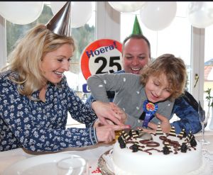 07-03-2017 SHOWBIZZ; FRANS EN MARISKA BAUER VIEREN HUN 25 JARIG LIEFDESJUBILEUM.In het Oostenrijkse GERLOS vierden Frans en Mariska en hun kinderen het Liefdesjubileum en genoten zij van elkaar in het prachtige ALPINE Hotel.
Dagen lang waren zij te vinden op de witte toppen van de bergen in en rond Gerlos.
foto: Albert den Iseger