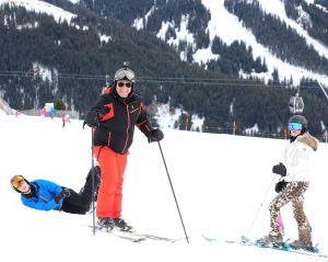 07-03-2017 SHOWBIZZ; FRANS EN MARISKA BAUER VIEREN HUN 25 JARIG LIEFDESJUBILEUM.In het Oostenrijkse GERLOS vierden Frans en Mariska en hun kinderen het Liefdesjubileum en genoten zij van elkaar in het prachtige ALPINE Hotel.
Dagen lang waren zij te vinden op de witte toppen van de bergen in en rond Gerlos.
foto: Albert den Iseger