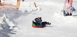 15-03-2017 SHOWBIZZ; TOPPERS MAKEN PLEZIER IN OOSTENRIJK. Gerard Joling-Rene Froger en Jeroen van der Boom waren aan het dollen in de sneeuw. De TOPPERS waren weer op hun best in het Oostenrijkse SEEFELD.
foto: Albert den Iseger