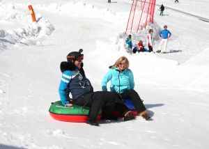 15-03-2017 SHOWBIZZ; TOPPERS MAKEN PLEZIER IN OOSTENRIJK. Gerard Joling-Rene Froger en Jeroen van der Boom waren aan het dollen in de sneeuw. De TOPPERS waren weer op hun best in het Oostenrijkse SEEFELD.
foto: Albert den Iseger