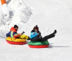 15-03-2017 SHOWBIZZ; TOPPERS MAKEN PLEZIER IN OOSTENRIJK. Gerard Joling-Rene Froger en Jeroen van der Boom waren aan het dollen in de sneeuw. De TOPPERS waren weer op hun best in het Oostenrijkse SEEFELD.
foto: Albert den Iseger