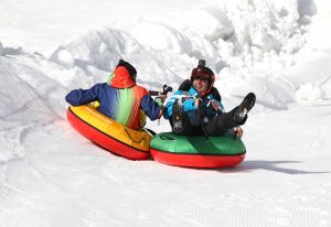 15-03-2017 SHOWBIZZ; TOPPERS MAKEN PLEZIER IN OOSTENRIJK. Gerard Joling-Rene Froger en Jeroen van der Boom waren aan het dollen in de sneeuw. De TOPPERS waren weer op hun best in het Oostenrijkse SEEFELD.
foto: Albert den Iseger